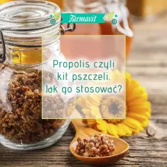 Słoik pełen propolisu, czyli kitu pszczelego, na drewnianym blacie. Obok żółty kwiat i łyżeczka z propolisem. Dowiedz się, propolis co to i jak go stosować.