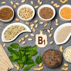 Tiamina (B1) to witamina kluczowa dla metabolizmu. Znajdziesz ją w produktach takich jak kasza, ryż, płatki owsiane, orzechy i szpinak.