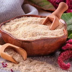 Miseczka pełna amarantusa, ziarna o wielu zastosowaniach. Czy amarantus to superfood? Tak!