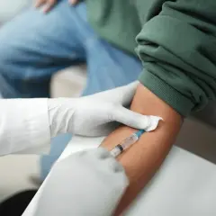 Pobieranie krwi do badań, które mogą pomóc w diagnostyce chorób trzustki.