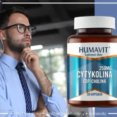 Mężczyzna w okularach zastanawia się nad suplementem diety z cytykoliną, która wspiera skupienie umysłu.