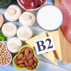 Ryboflawina (witamina B2) znajduje się w produktach takich jak mleko, ser, jajka, wątróbka, brokuły, grzyby, migdały i fasola.
