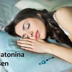 Kobieta śpi spokojnie na poduszce. Tekst na zdjęciu wyjaśnia, melatonina co to jest i jak pomaga zasnąć.