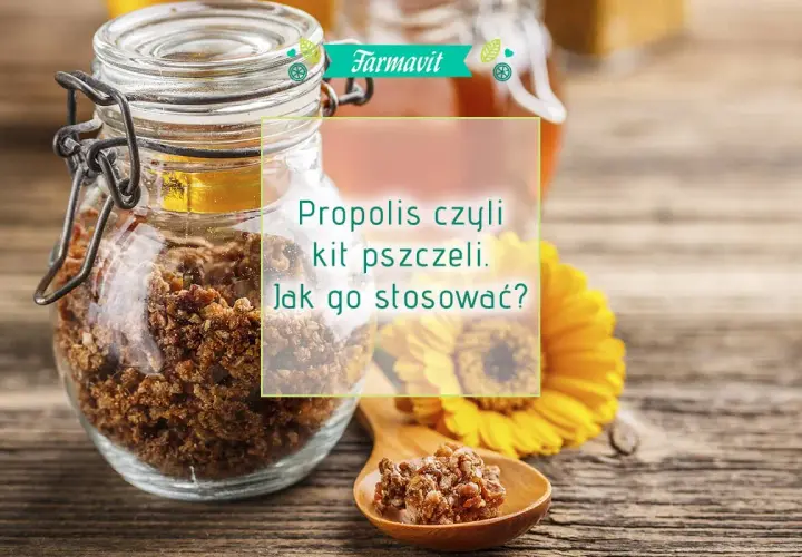 Słoik pełen propolisu, czyli kitu pszczelego, na drewnianym blacie. Obok żółty kwiat i łyżeczka z propolisem. Dowiedz się, propolis co to i jak go stosować.
