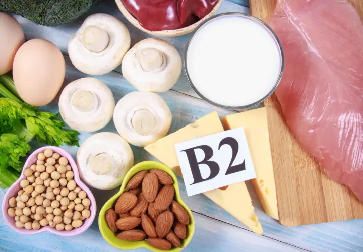 Ryboflawina (witamina B2) znajduje się w produktach takich jak mleko, ser, jajka, wątróbka, brokuły, grzyby, migdały i fasola.