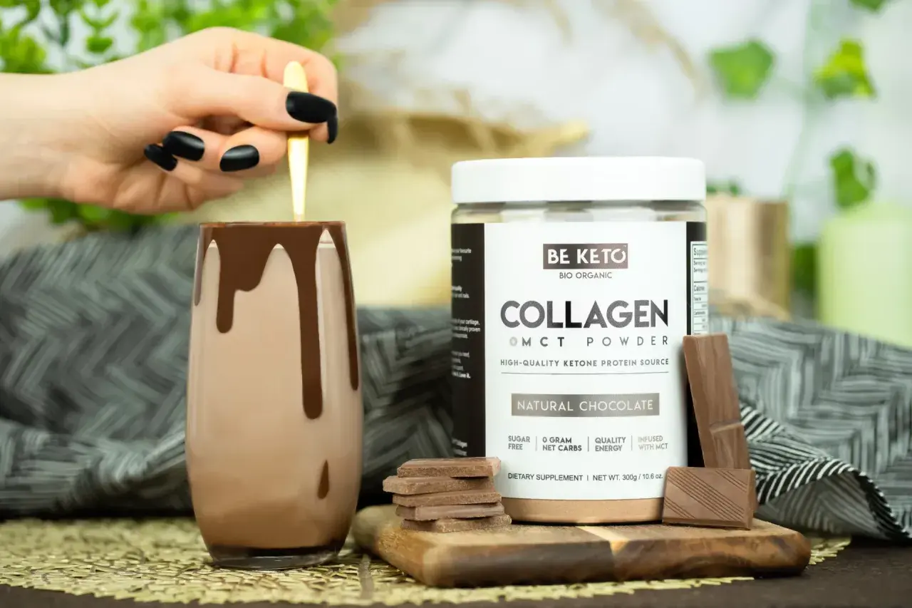 Kiedy pić kolagen? Czekoladowy napój z proszkiem kolagenowym Be Keto, idealny na każdą porę dnia.