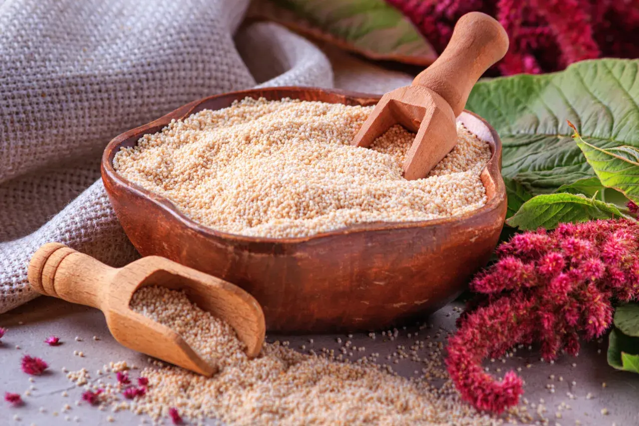 Miseczka pełna amarantusa, ziarna o wielu zastosowaniach. Czy amarantus to superfood? Tak!