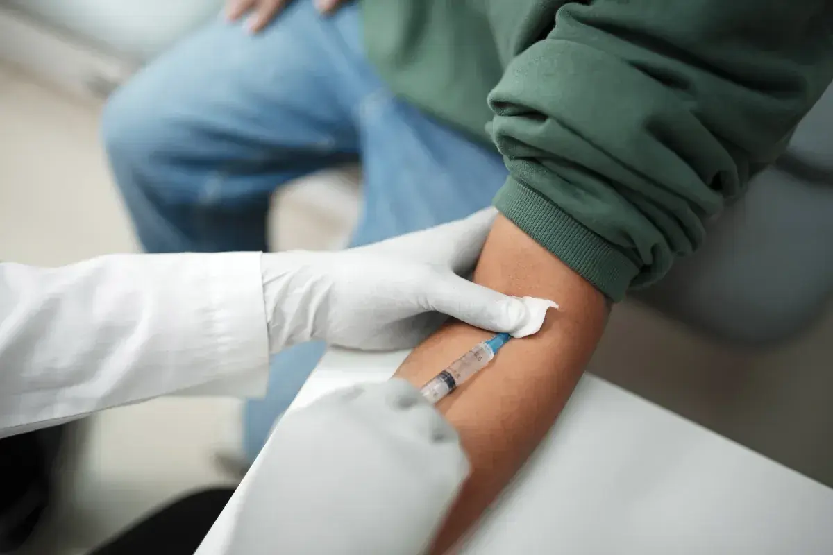 Pobieranie krwi do badań, które mogą pomóc w diagnostyce chorób trzustki.