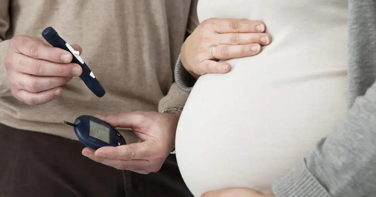Para monitorować cukrzycę ciążową objawy, przyszła mama i partner kontrolują poziom glukozy glukometrem.