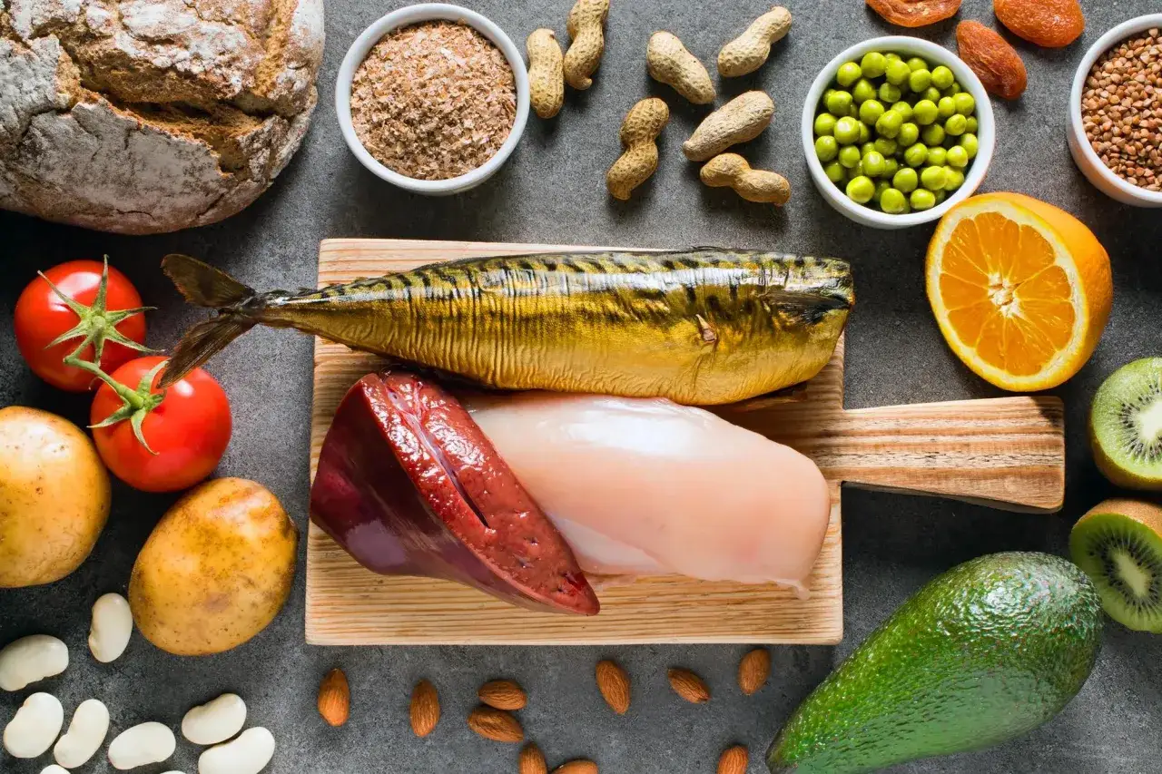 Niacyna co to? Witamina B3 w produktach: ryba, wątróbka, kurczak, orzechy, pomidory, pomarańcza, awokado, kiwi, fasola, kasza.