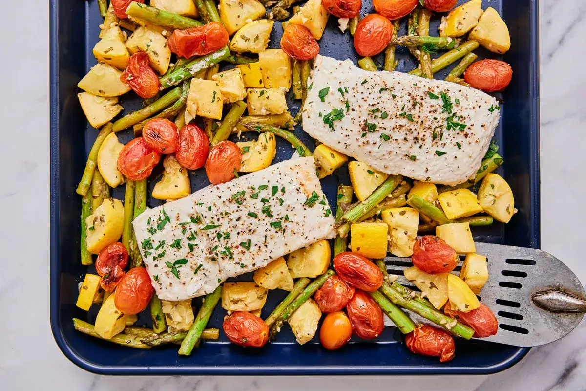 Pieczony halibut z ziemniakami, pomidorkami i szparagami. Czy halibut jest zdrowy? Tak, to pyszne i zdrowe danie!