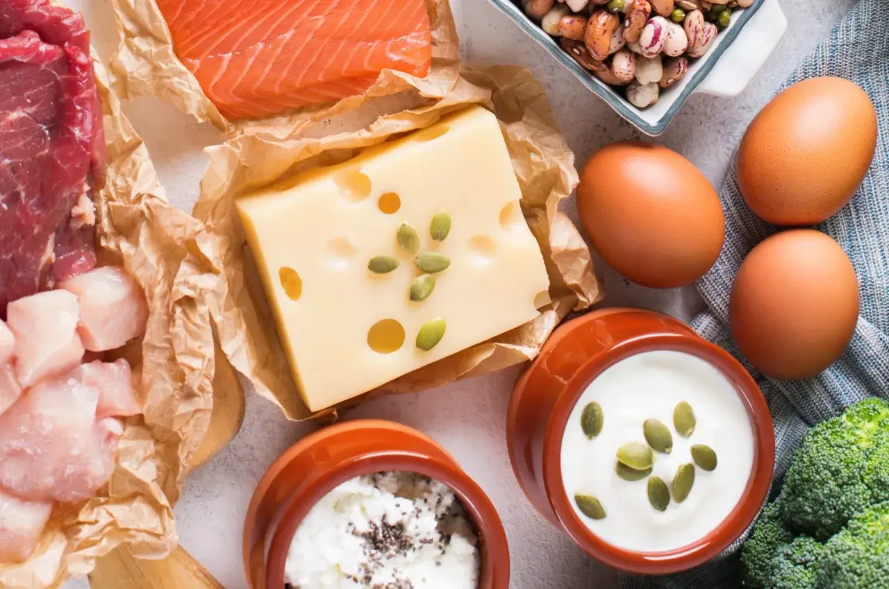 Mięso, ryba, ser, jajka, fasola, jogurt, brokuły – te produkty bogate w cholinę wspierają mózg i wątrobę.