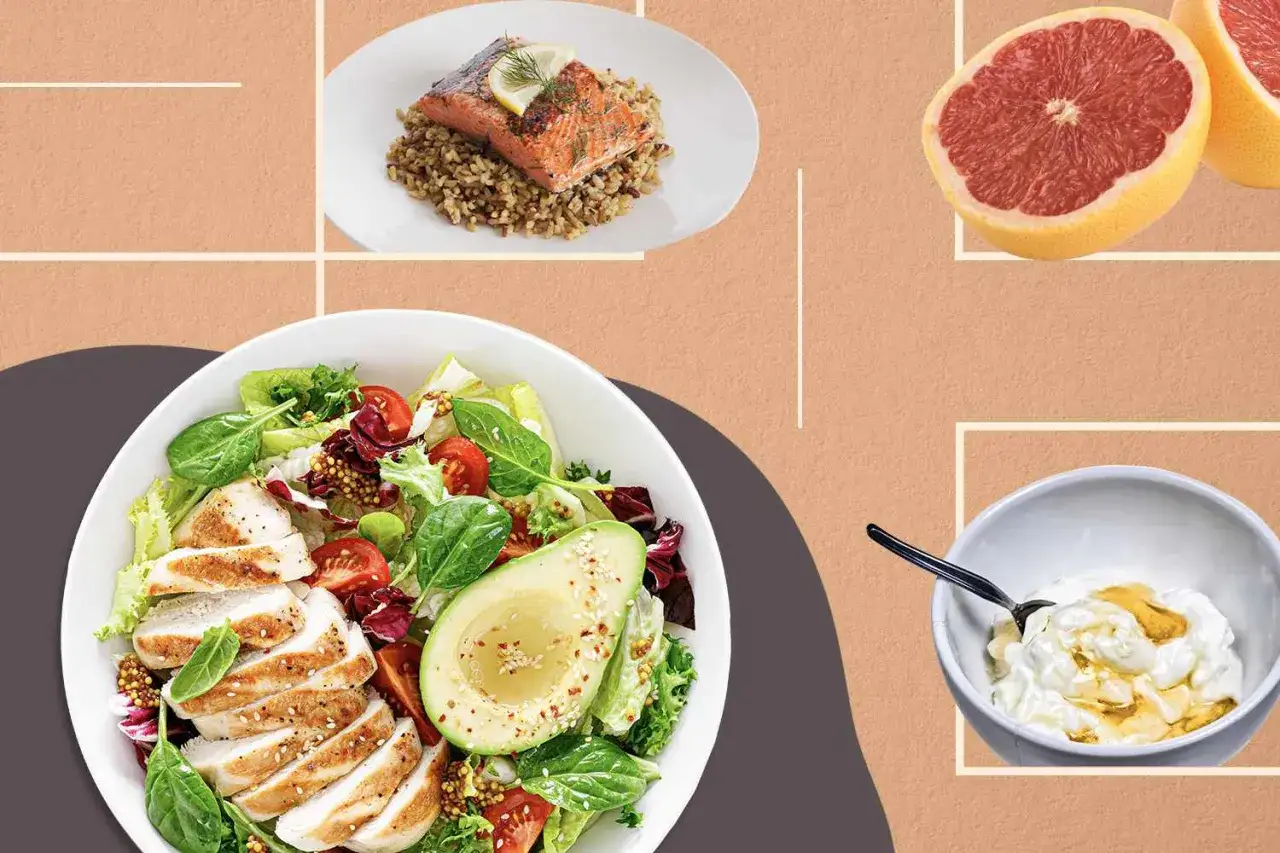 Przykładowe posiłki na dieta kopenhaska menu: łosoś z kaszą, sałatka z kurczakiem i awokado, grejpfrut, jogurt z miodem.